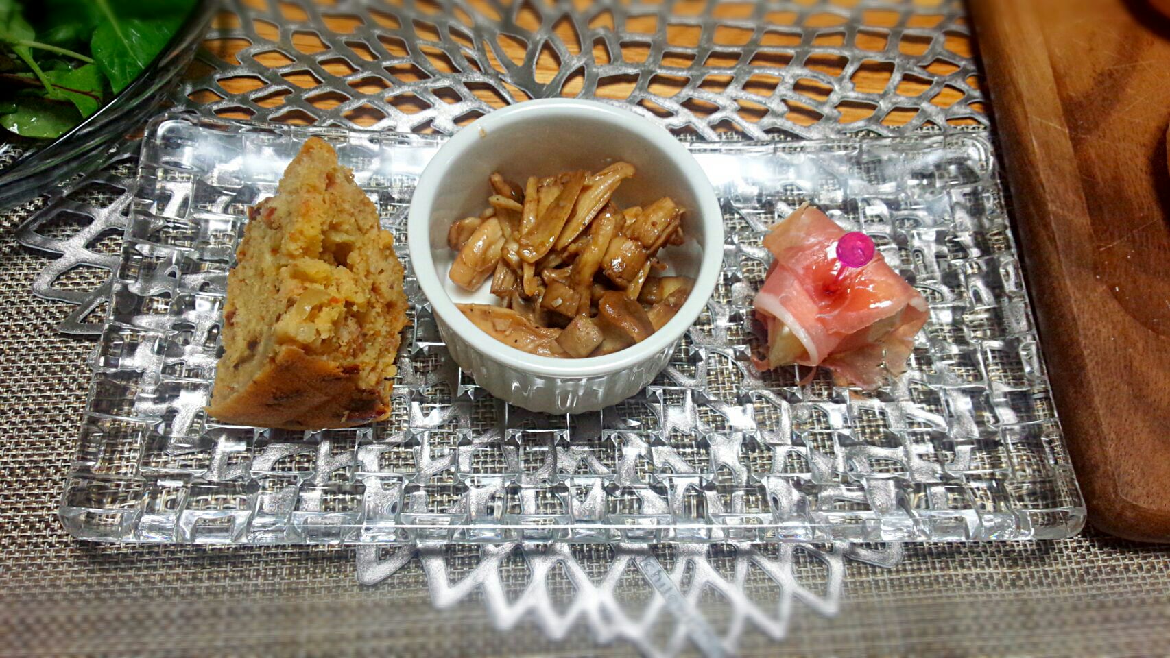 ポルチーニ茸ととドライトマトの#ケークサレ　キノコの#マリネ　モッツァレラチーズ生ハム巻き