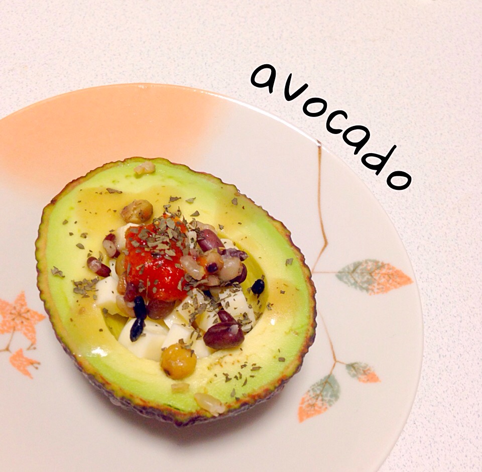 avocadoおつまみ
〜on cheese & beans〜