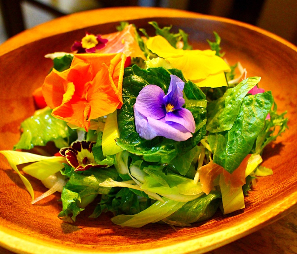 生ハムと彩り野菜のフラワーサラダ