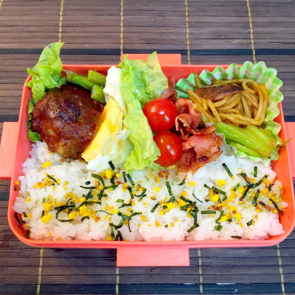 今日の息子のお弁当

ロコモコ弁当〜
豚ひき肉と野菜のハンバーグ
焼きそば
目玉焼き
ベーコン
アスパラガス
プチトマト