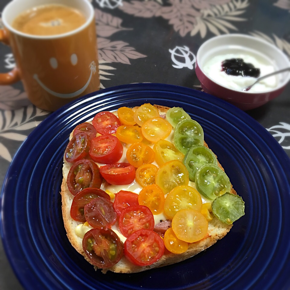 朝ごはん☀️
トマトたっぷり！！ピザトースト