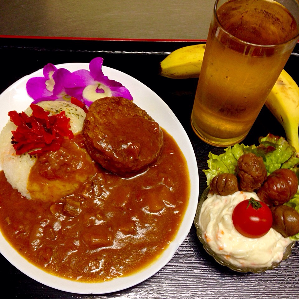 キャベツメンチカツカレーと肉球ポテトサラダ?ランチ