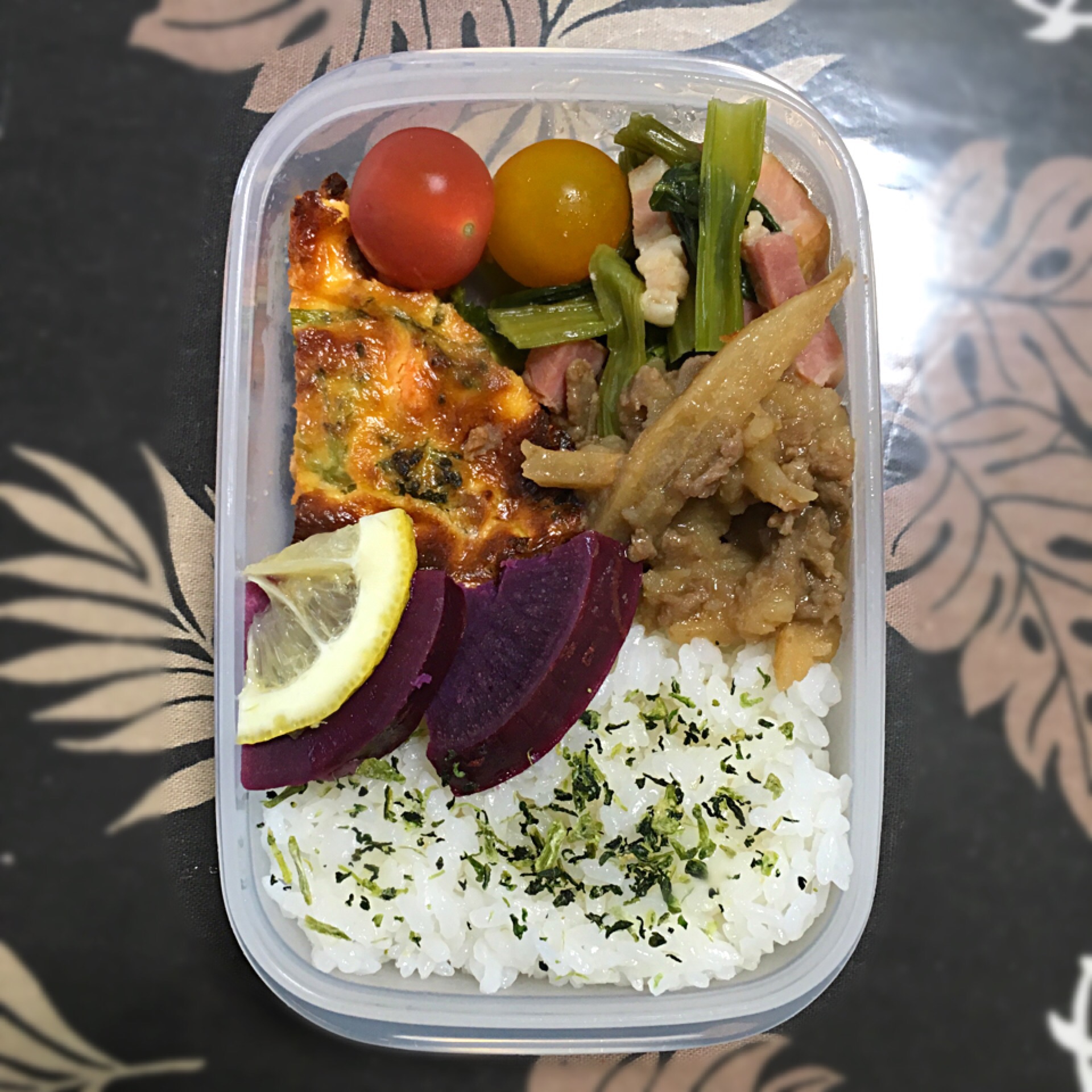 自分弁当
冷凍庫に残ってたものをチンして入れただけの手抜き弁当