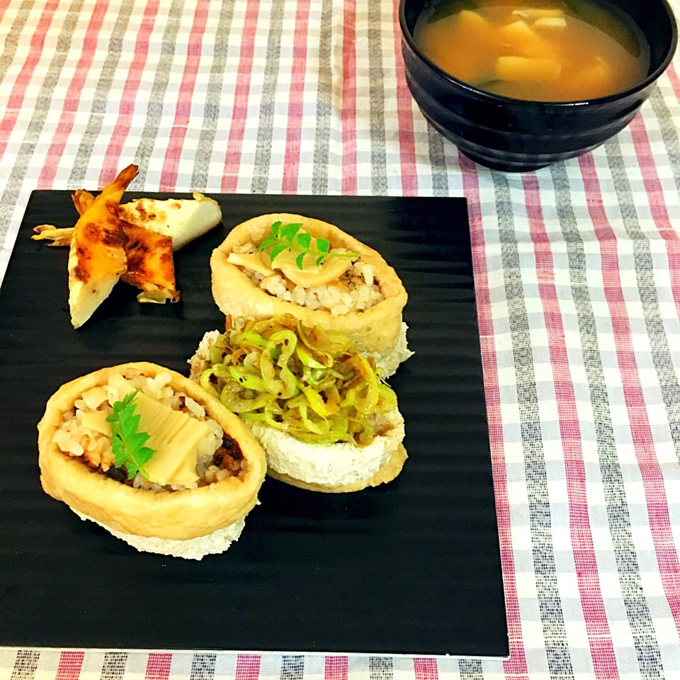 お昼ごはん。たけのこごはんでおいなりさん。焼きたけのこ。たけのことわかめのお味噌汁。