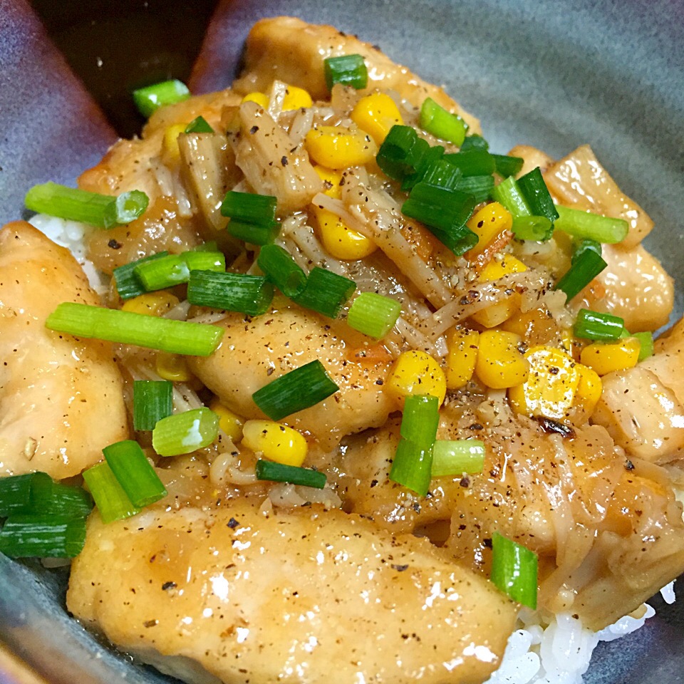 鶏胸肉とえのき茸のガリバタぽん醤油炒め丼