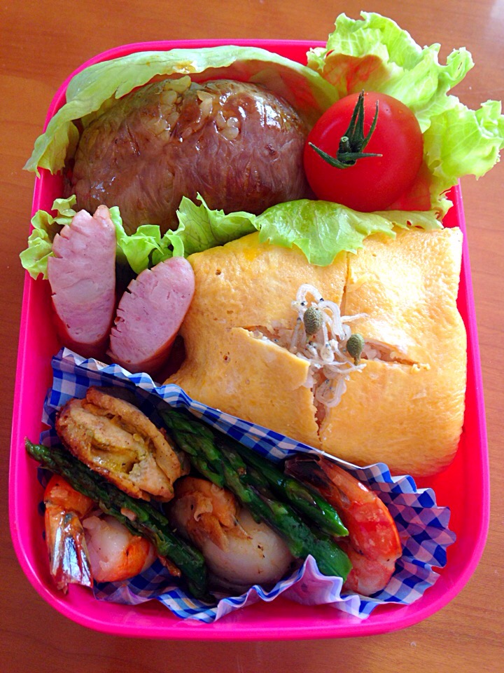 おにぎり弁当?
肉巻きおにぎり  卵巻きおにぎり  海老と帆立とアスパラのバター炒め  ウィンナー‼️