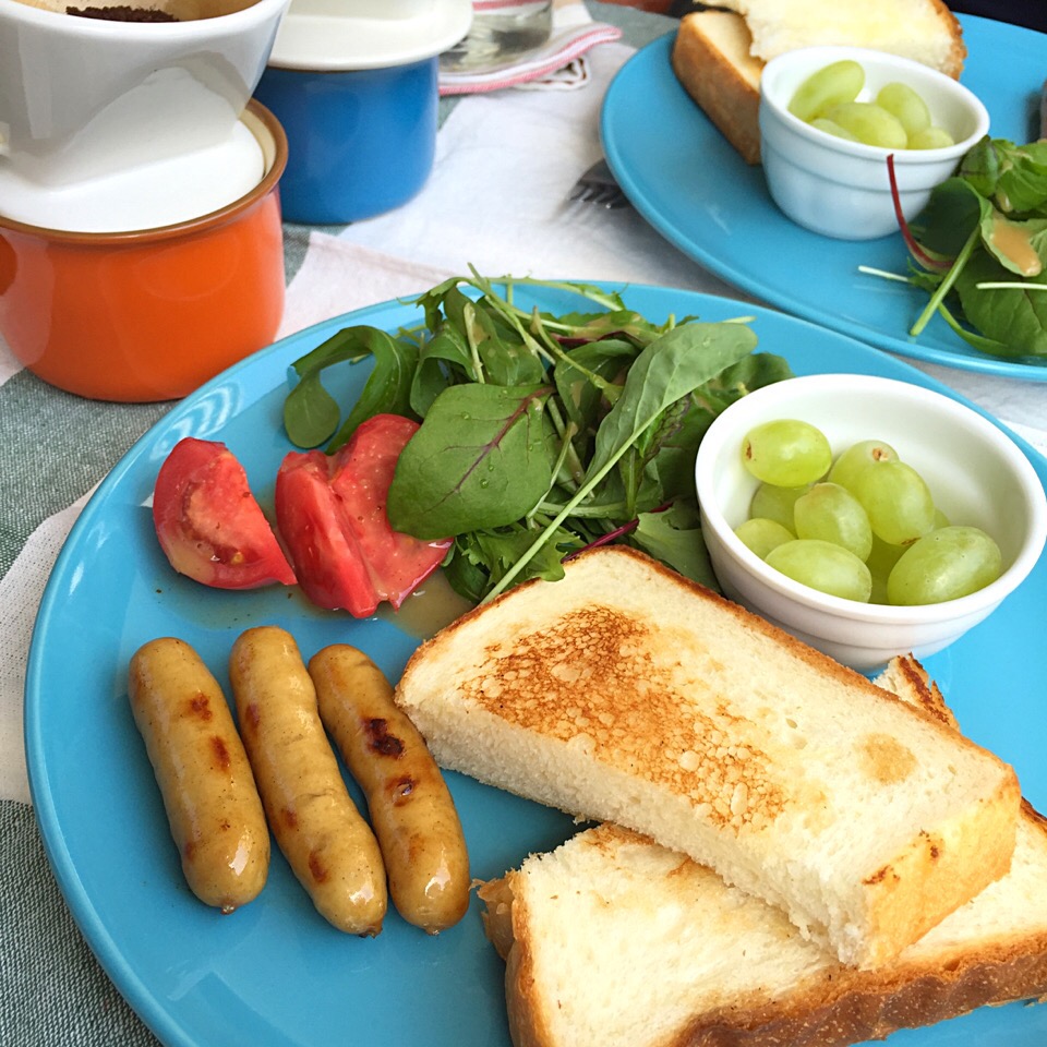 野菜の買出しから帰宅して遅めのブランチ?天気がいいのでベランダで?