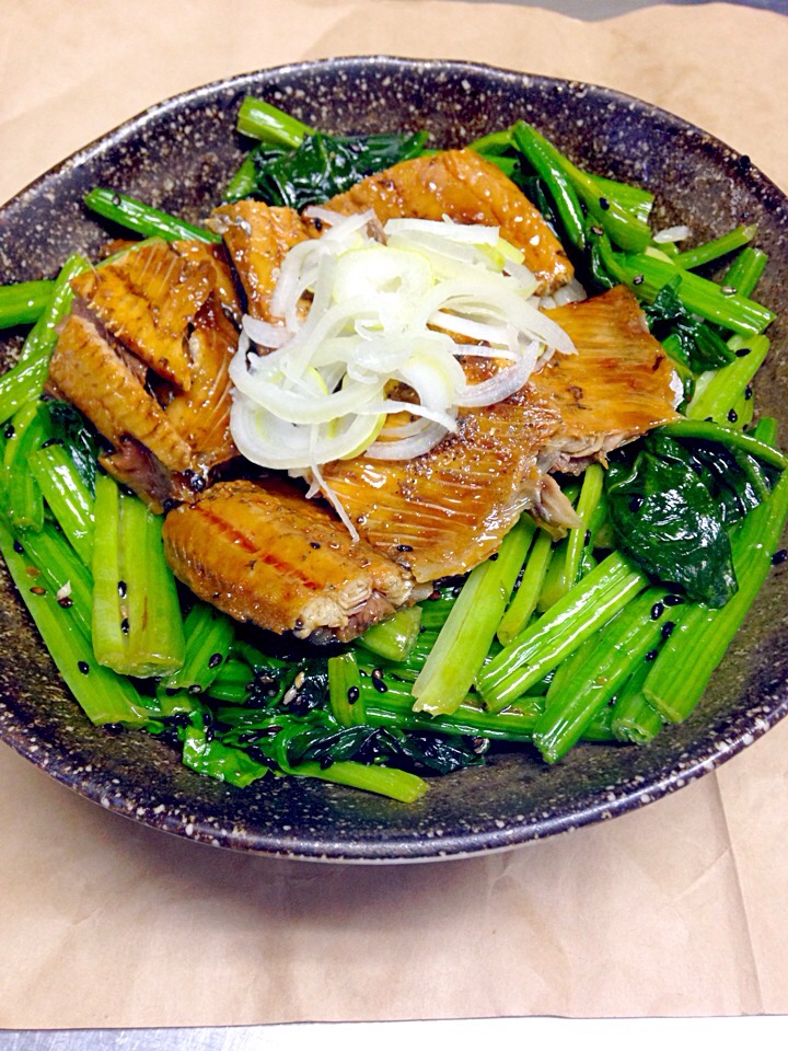 さんまの蒲焼きとほうれん草の胡麻和え丼