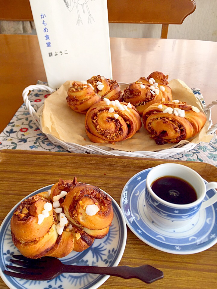 シナモンロール?とコーヒー