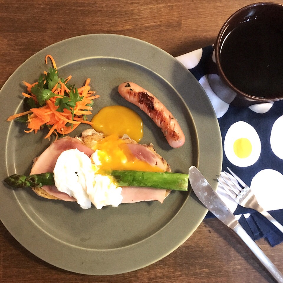 朝ごはん。昨日やりたかった半熟とろーんのオープンサンドのリベンジ。