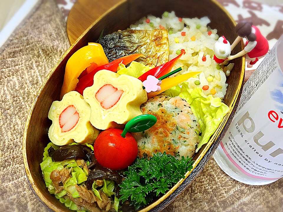 焼き塩サバ&花エビと青じそのはんぺんお焼き&お花のカニカマ玉子焼き&キクラゲとキャベツの甘辛ツナ炒め&パプリカ&プチトマトのダーリンお弁当♪