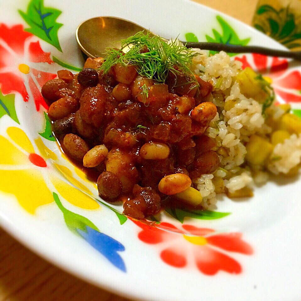 Beans in Spicy Tomato Sauce／スパイシーな豆の煮込み、人参バターライス