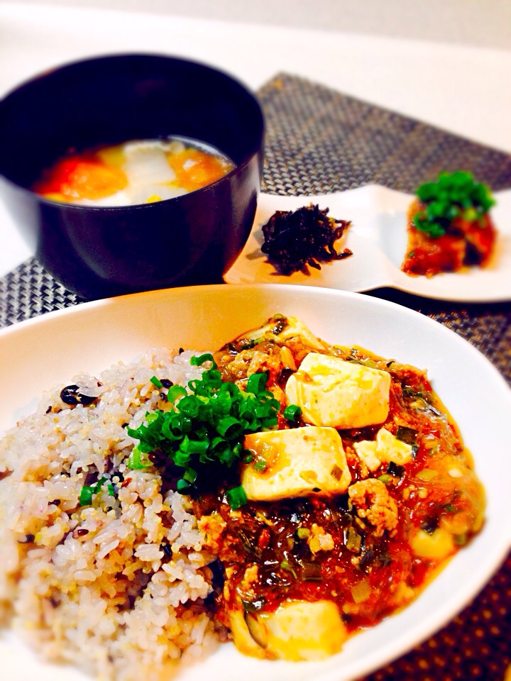 今日の晩御飯/春雨入り麻婆豆腐丼(ご飯は白米30%こんにゃく40%キヌア20%穀米10%)＆白菜の浅漬けとトマトと豚肉のさっぱり梅干しのスープ＆キクラゲと子持ち昆布と山椒の佃煮・サンマの蒲焼