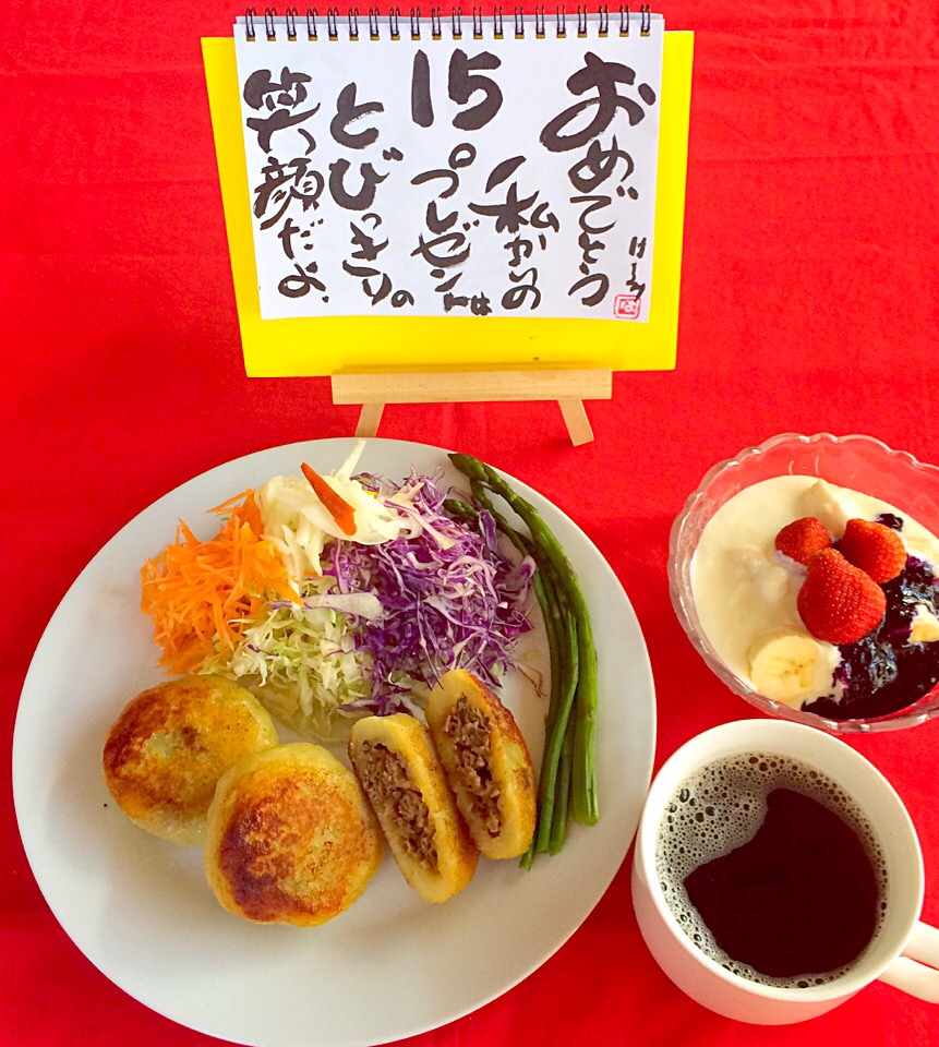 肉じゃがお焼き出来上がりました???初収穫のイチゴとフルーツヨーグルト
たっぷり野菜サラダで朝ごはん☀️☀️?