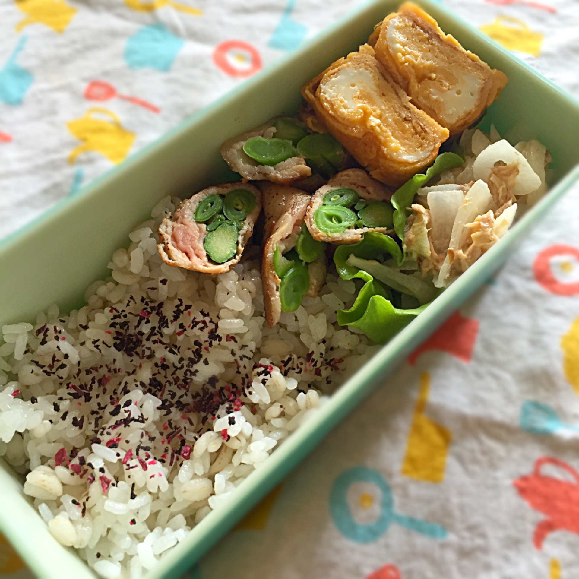 お弁当◎ もち麦ご飯に肉巻き巻き? 急いで作ったから彩り悪い〜〜?