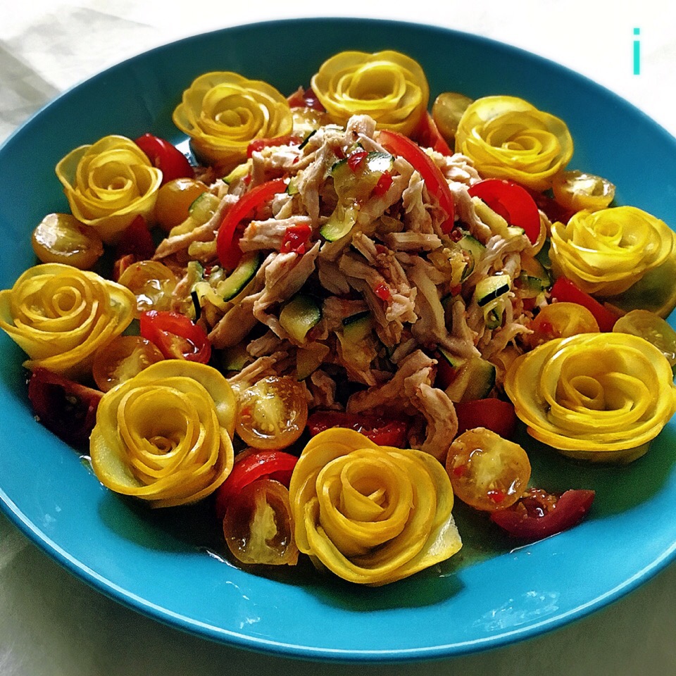 山本真希さんの料理 ズッキーニと鶏胸肉のスイチリ胡麻和え 【Zucchini and chicken breast tossed with sweet chili sauce and sesame】