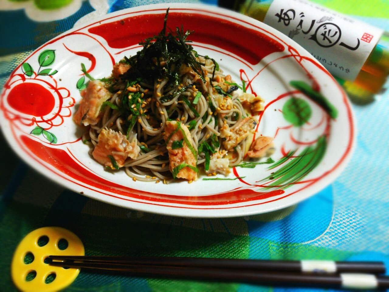 鮭の中骨水煮缶を使って。
鮭紫蘇温蕎麦～?