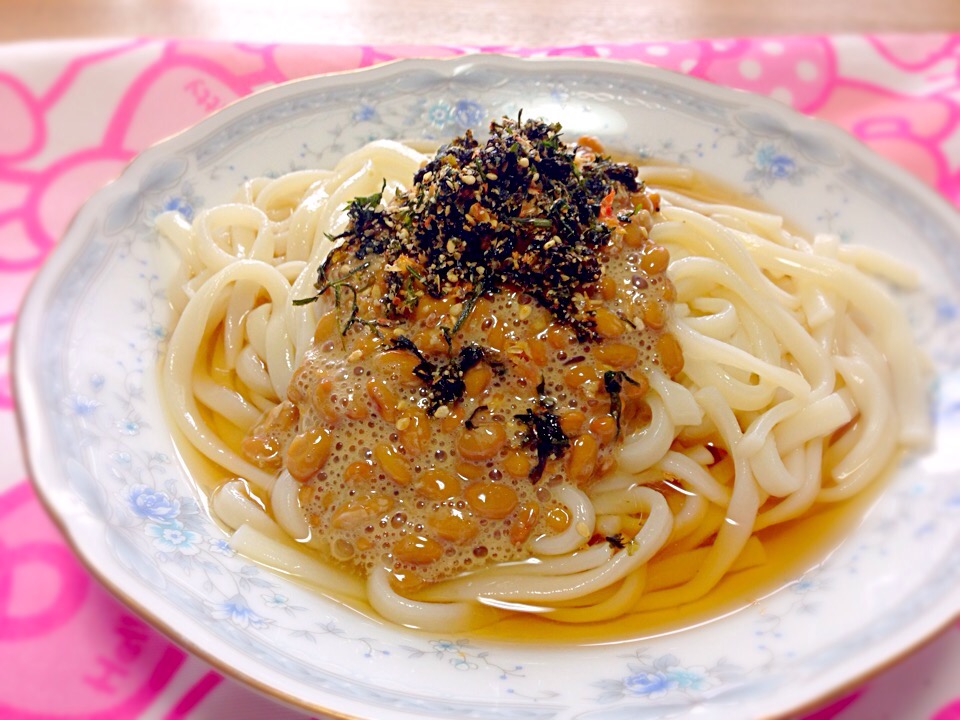 納豆のぶっかけうどん?人参の葉ふりかけのせ〜?