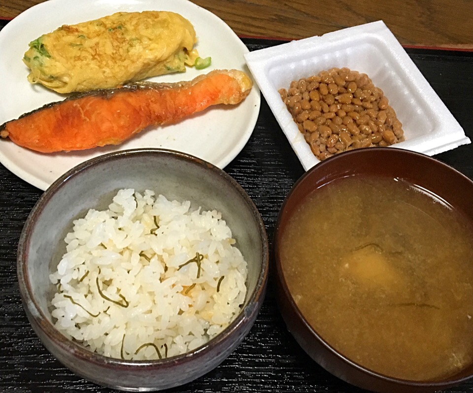 単身赴任の朝ごはん  塩鮭 ねぎ入り卵焼き 納豆 しめじと玉ねぎの味噌汁 えきしおと切昆布の炊き込みごはん