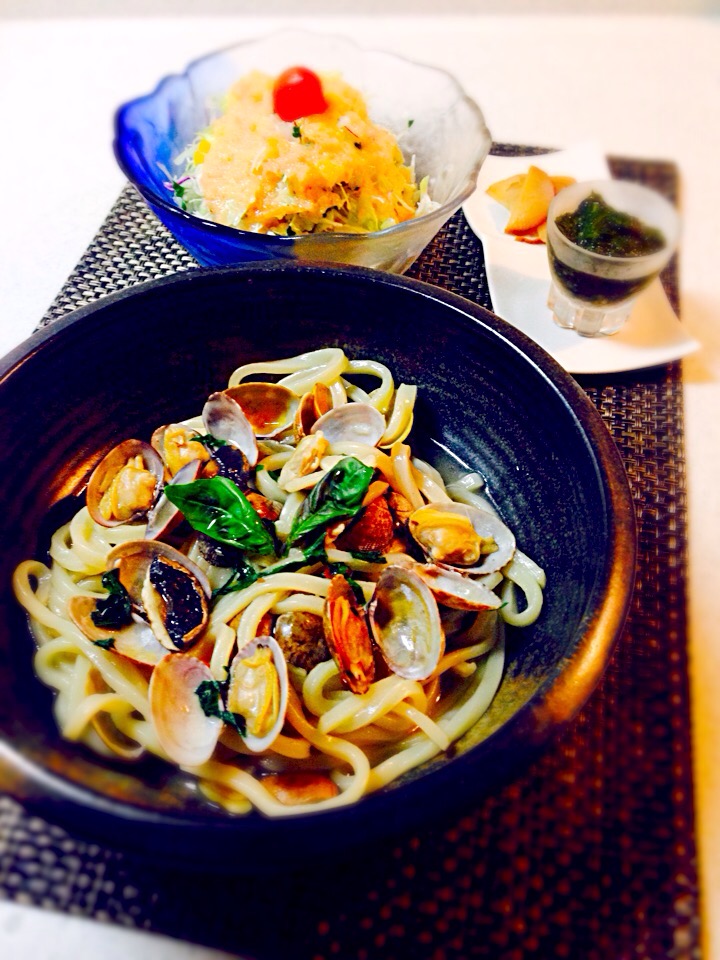 今日の晩御飯/アサリのワイン蒸しinうどん＆りんごと玉ねぎとめちゃうまドレッシングサラダ＆ギバサ・いぶりがっこ