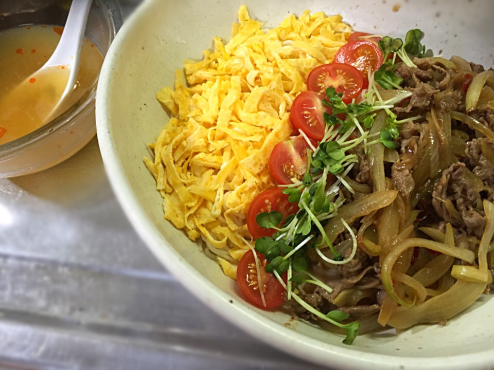 ピリ辛牛肉のサラダうどん? サッパリ牛骨スープ（ダシダ）ぶっかけ