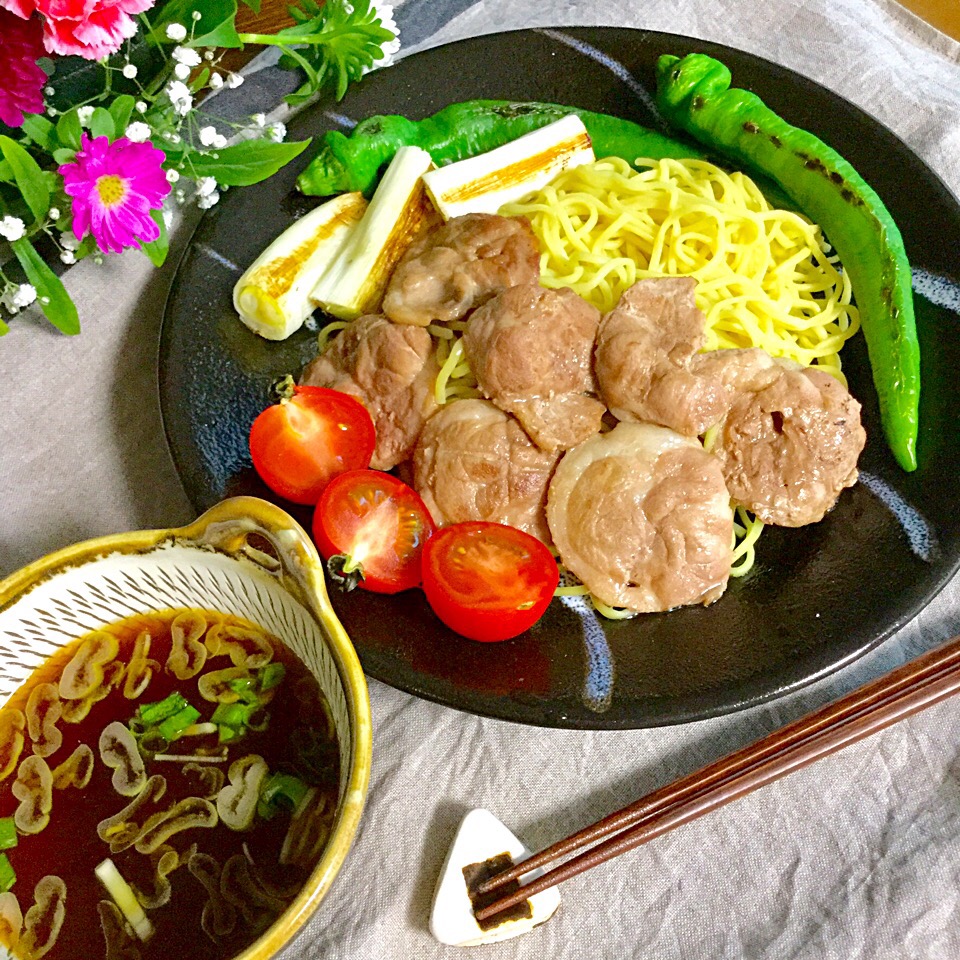 鴨、付けざるラーメン ざるラーメンに、鴨肉焼き ネギ、青唐辛子焼きを一緒に 鴨出汁つゆで、進みます