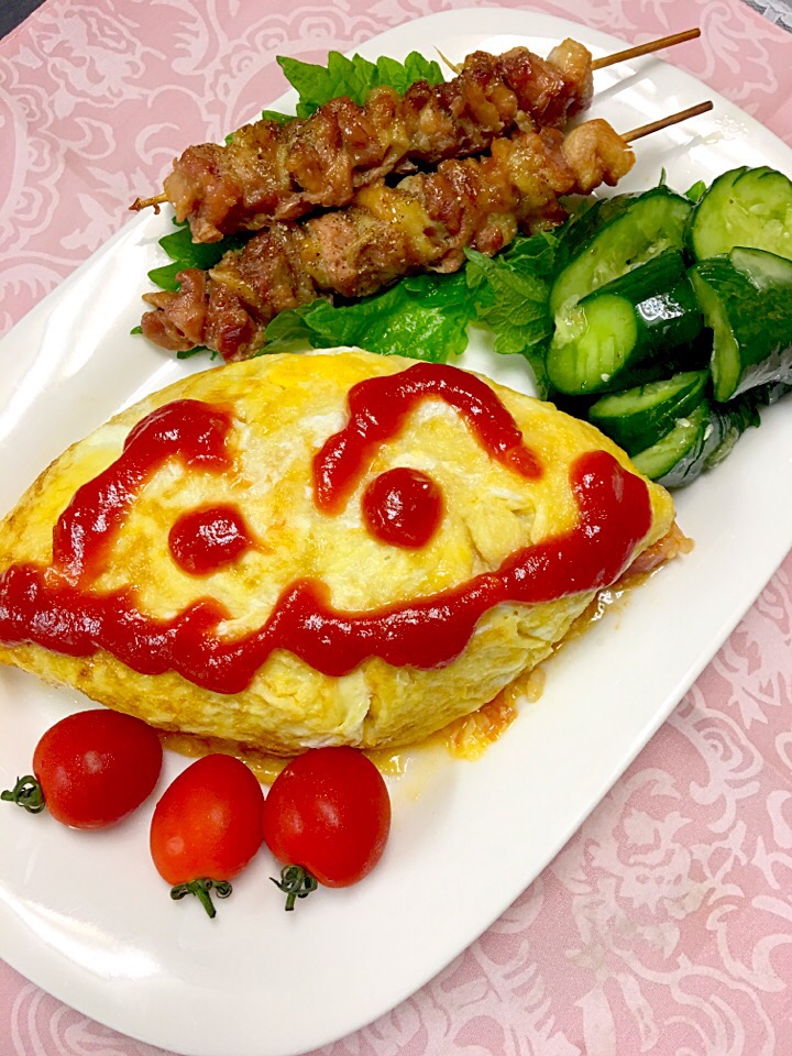 主人のランチ(残り物でリメイク??) オムライスと手作り焼き鳥、きゅうりの液体塩麹浅漬け?のデザートも?