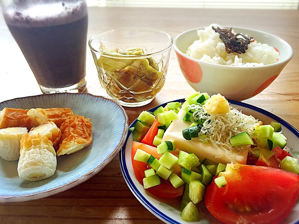 ちくわとチーズ、冷ややっこ、焼きなす、豆乳とブルーベリーのシェイク