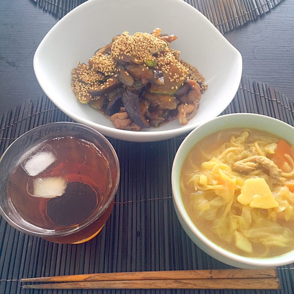 チーズカレーラーメン、茄子とズッキーニの豚肉炒め