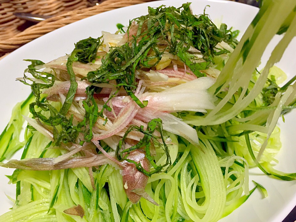 我が家の夏定番(きゅうりが採れすぎた時のみ)‼️きゅうり素麺❤️

梅オクラだれでツルツル頂きます٩(◦`꒳´◦)۶?