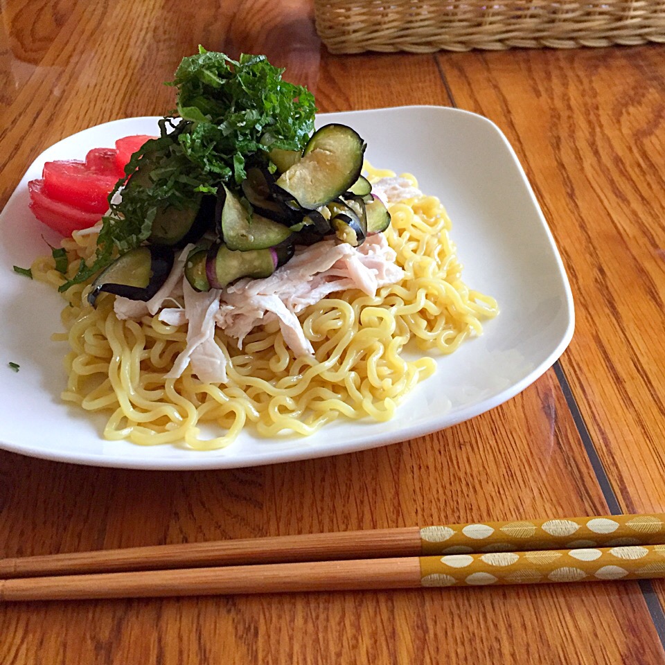 ごまだれで！塩もみなすと蒸し鶏の冷やしラーメン