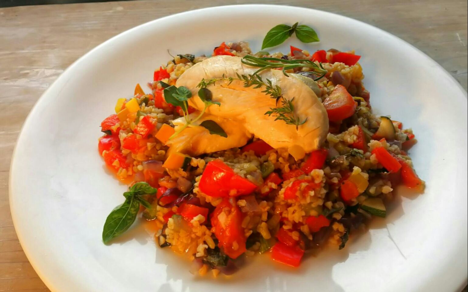 Fines herbes Ratatouille avec poulet et aux freekeh comme les synthèses d' Alain Ducasse.
フィーヌゼルブ・ラタトゥイユ。
名残のハーブと細かな夏野菜の煮もの青麦入り鶏ササミ添えアラン･デュカス風。