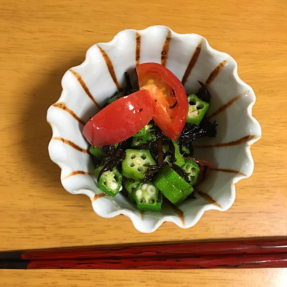 ひじきとオクラとトマトのポン酢和え、胡麻油の香り