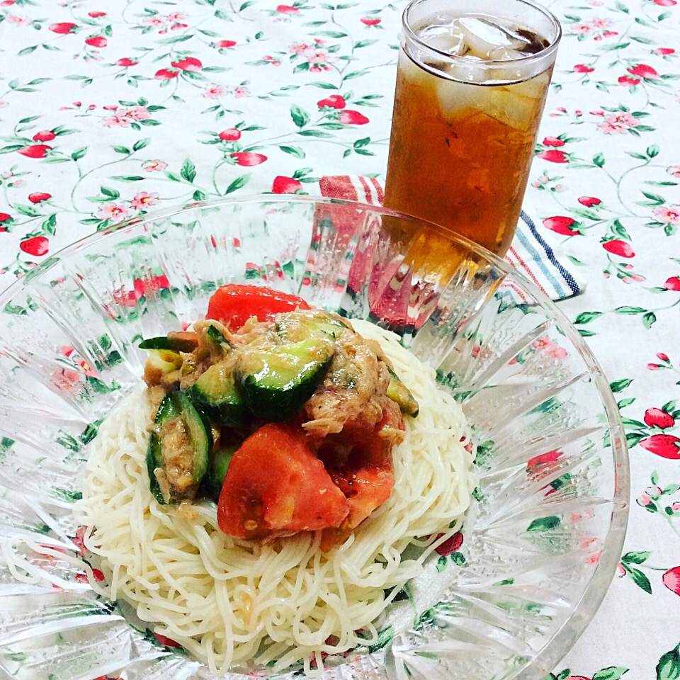 ツナとトマトのぶっかけ素麺・アップルビネガー風味

水でほぐすだけの素麺で、火を全く使わない夏に嬉しいメニュー！

ボウルにツナと角切りトマト、きゅうりの漬け物を入れてアップルビネガードレッシングで和えマス。お好みで塩胡椒で味を調えたら素麺に乗っけるだけ♡

あっという間に出来て野菜もしっかり摂れますよ♪