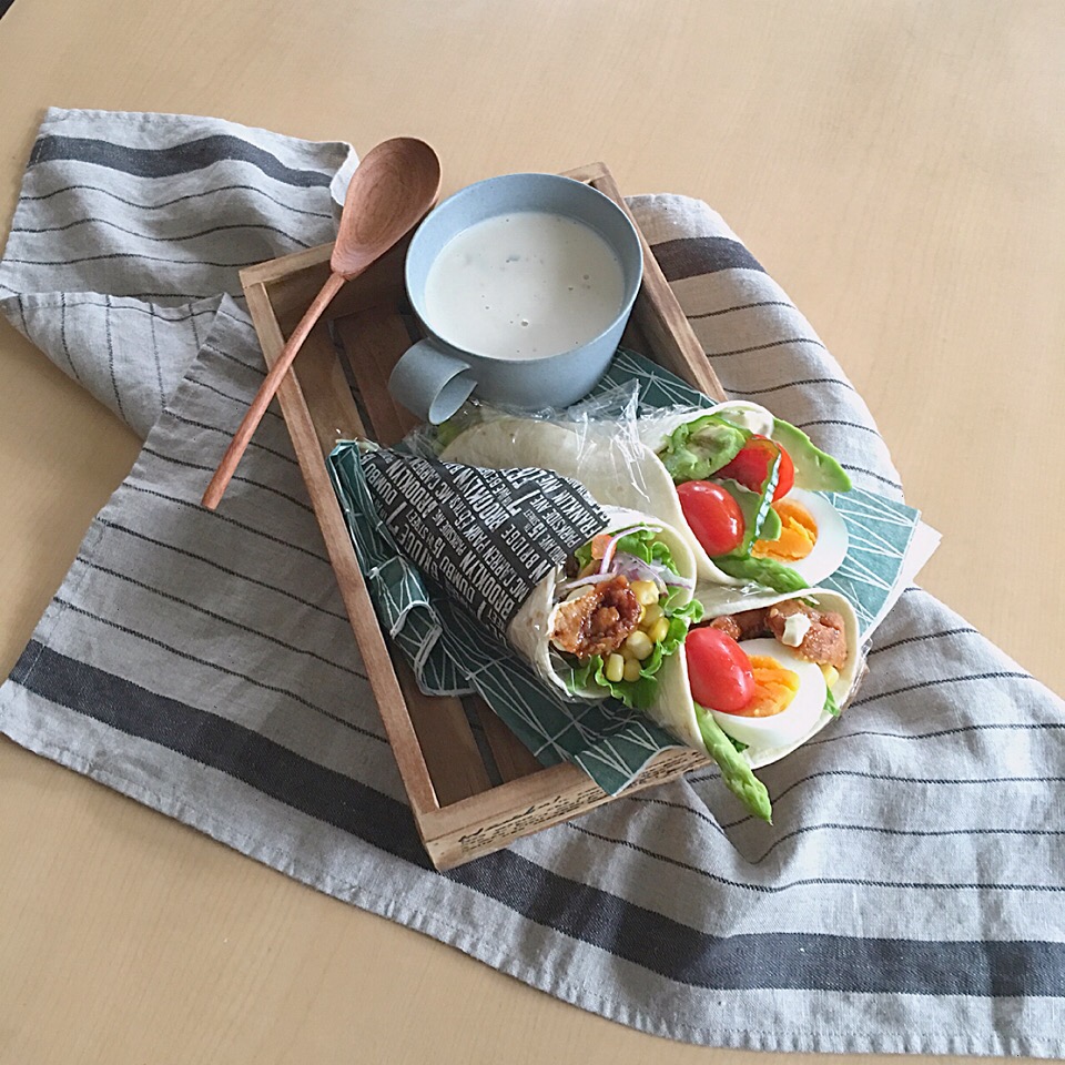 もりもりサラダとチキンのトルティーヤ