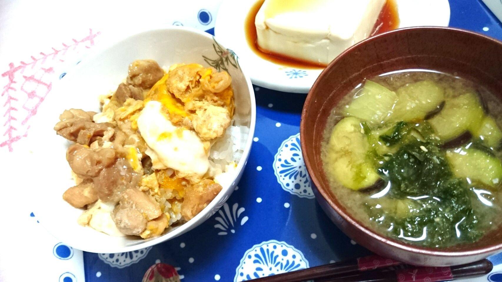 沖縄土産あおさと?の味噌汁と、あまりもの親子丼