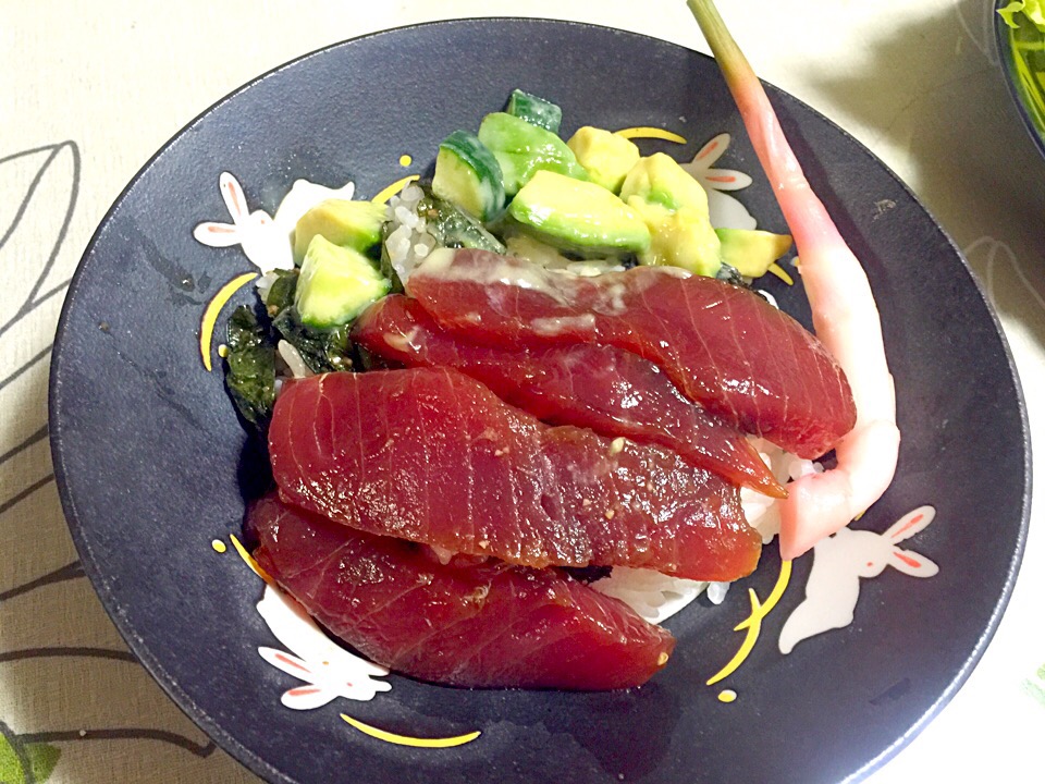 韓国風マグロの漬丼
アボカドと胡瓜の白味噌和え