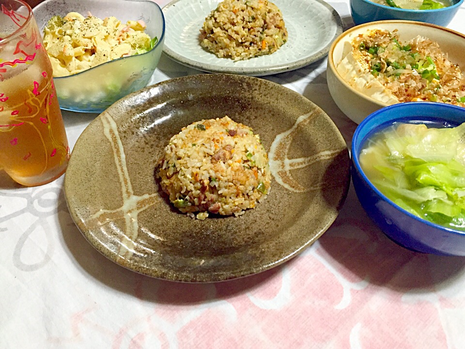 晩ごはん♡炒飯、餃子とレタスの春雨スープ、マカロニサラダ、冷やっこ(n´—｀n)