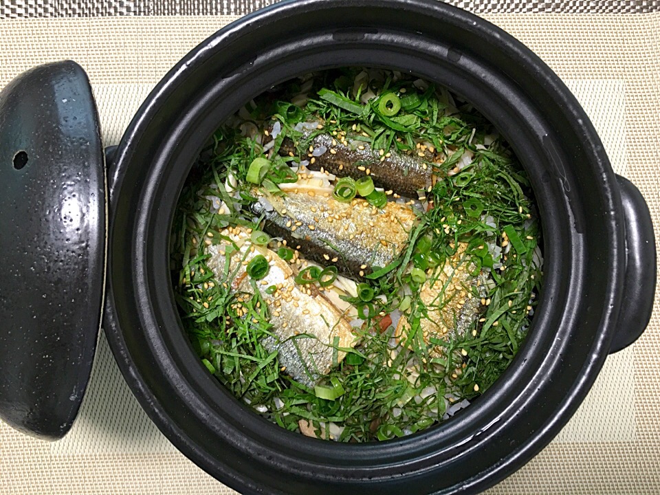 土鍋で秋刀魚ご飯。 お米も新米で、秋を感じます♪