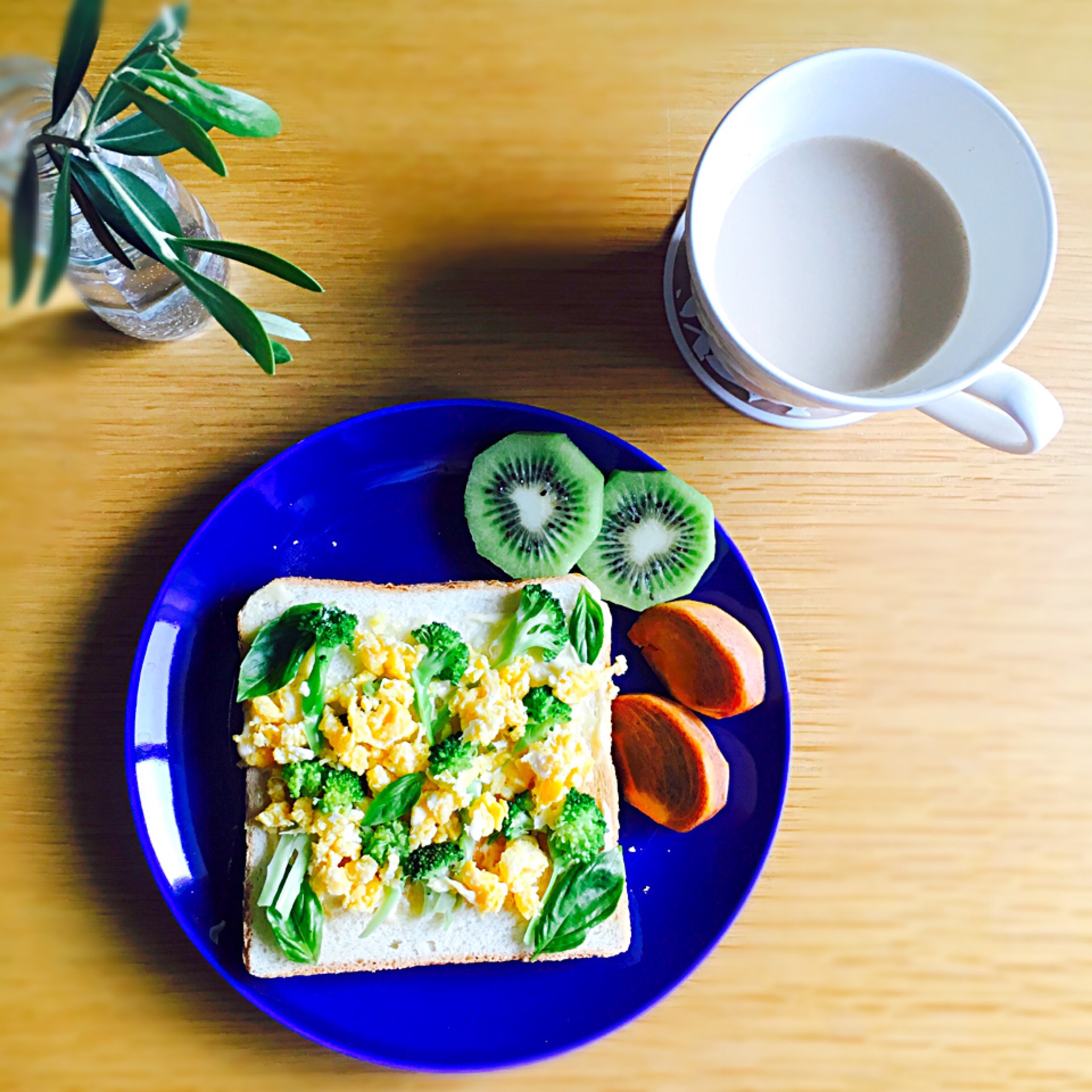 朝ごはん ブロッコリーと卵とバジルのオープンサンド