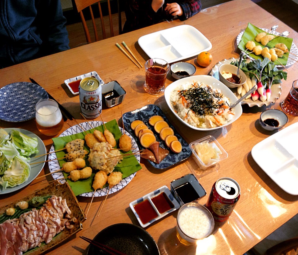 串揚げ、ちらし寿司、鶏のたたき、スティック野菜、子持ちイカ