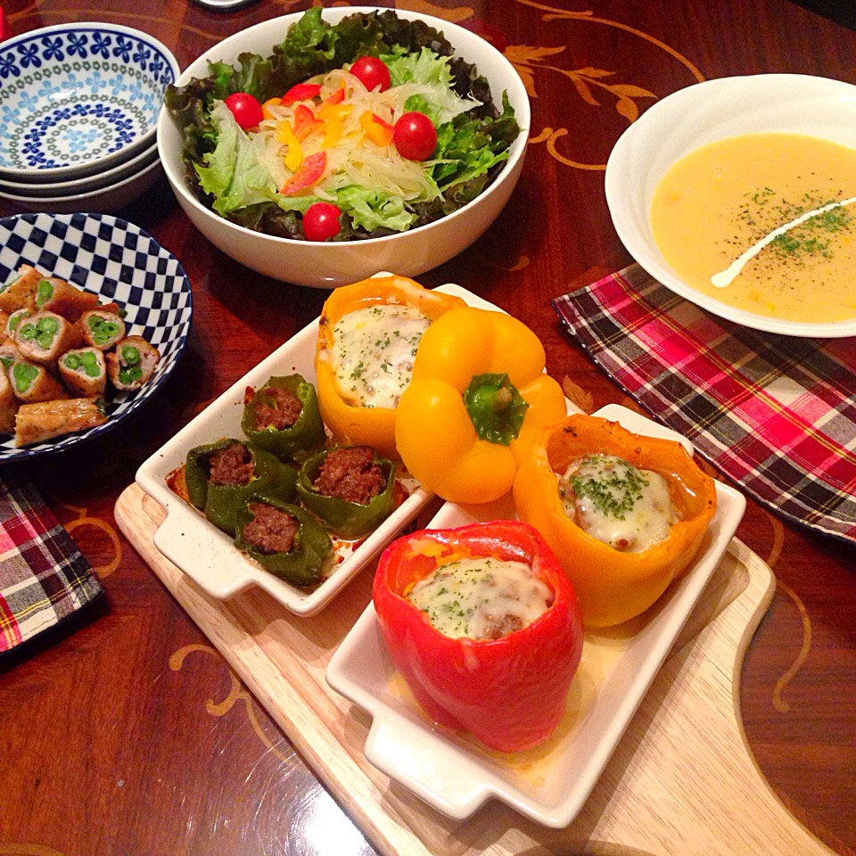 今日の晩御飯(๑´ڡ`๑) パプリカの肉詰め インゲンの肉巻 マリネサラダ コーンポタージュスープなどなど