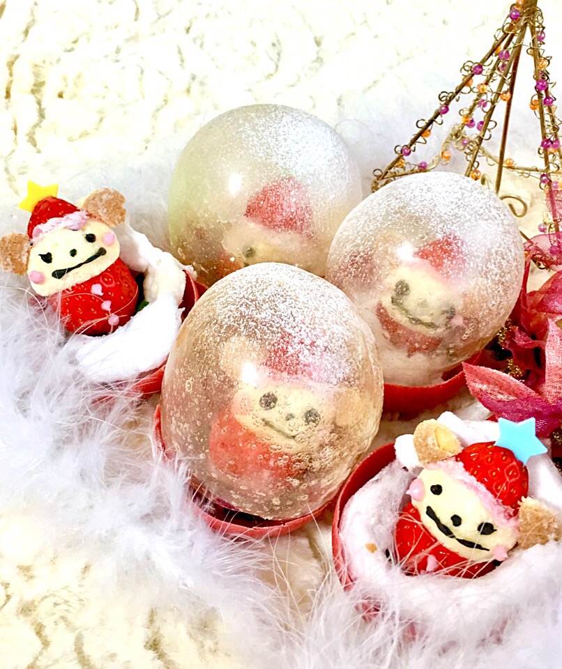 ストロベリー?チョコのお皿に
               苺の?サンタ
Strawberry Santa in the gelatin bubble