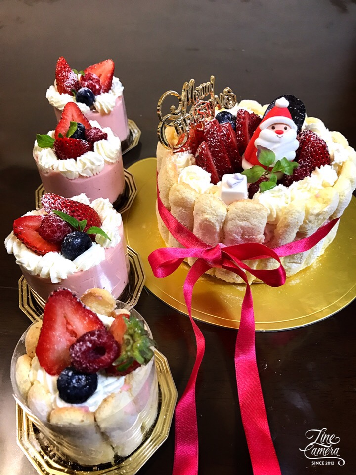 #今年のクリスマスケーキ?
卵１つで小さなシャルロット
おまけのおチビさんも苺?ムース