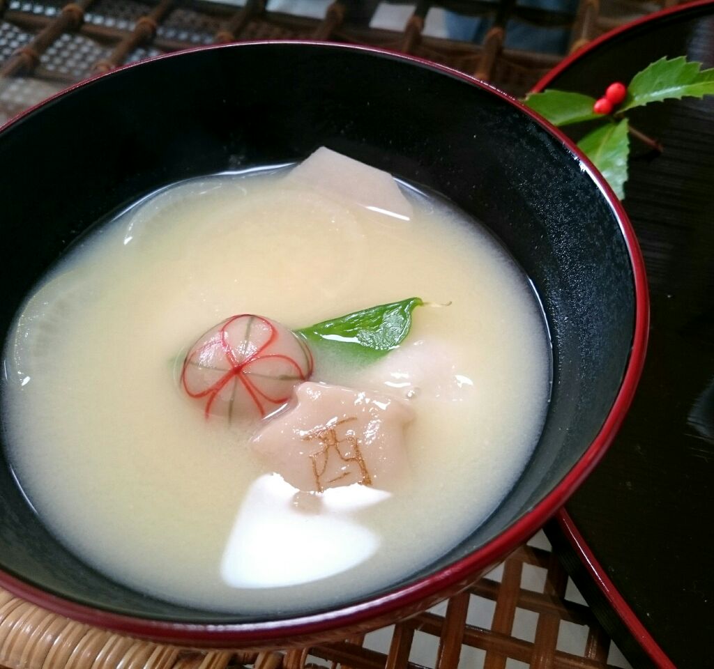 お雑煮 京都は白味噌仕立てで。半兵衛麩さんの生麩とともに…