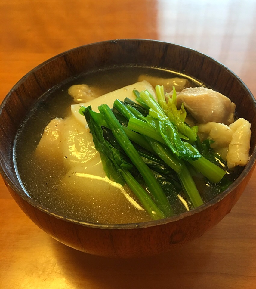 2日のお雑煮は すまし仕立て！ 鶏肉  かまぼこ ほうれん草  焼きもちで‼️