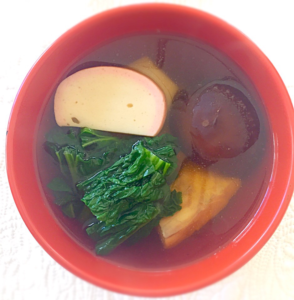 福岡・博多の「お雑煮」
焼きあご、椎茸、昆布の水出汁。
丸餅に、かつお菜、椎茸、蒲鉾、里芋、魚はブリ（鯛やアラも）。