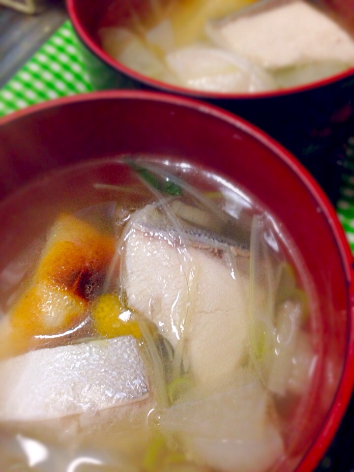 あご出汁にブリが博多流〜ここへカツオ菜が入ると完璧なんですが…東京の正月でカツオ菜は中々出会えません?#お雑煮#博多#ブリ