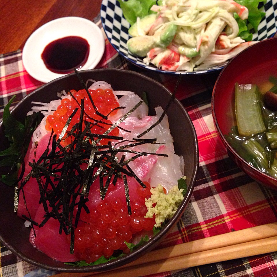 今日の晩御飯(๑´ڡ`๑)
海鮮チラシ寿司
お雑煮
アボカドとカニカマのサラダ