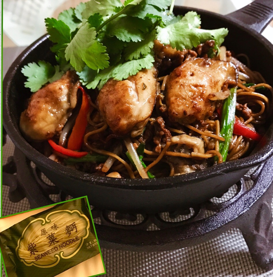 香港乾麺・紫菜麪（海藻麺）を使って牡蠣豚焼きそば！